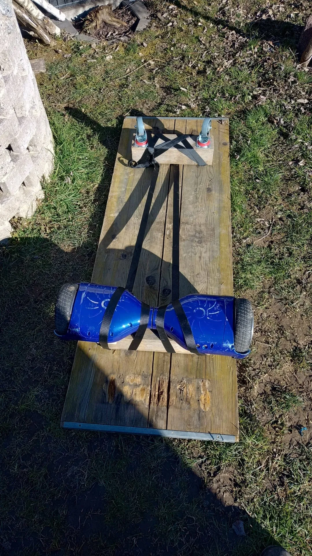 Erster Prototyp mit Hoverboard auf Holzbrett