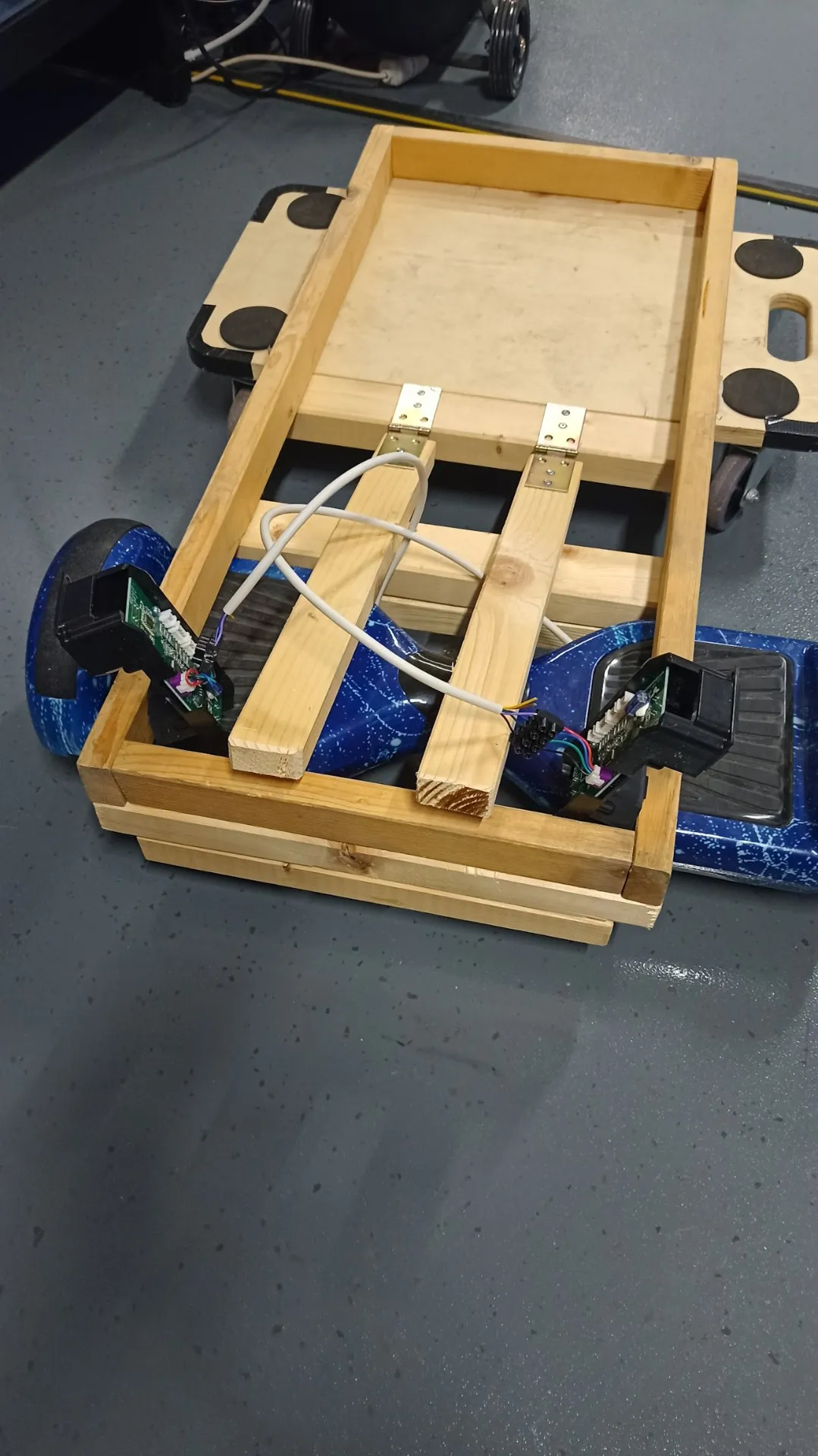 E-GoKart mit Holzrahmen auf dem Hoverboard