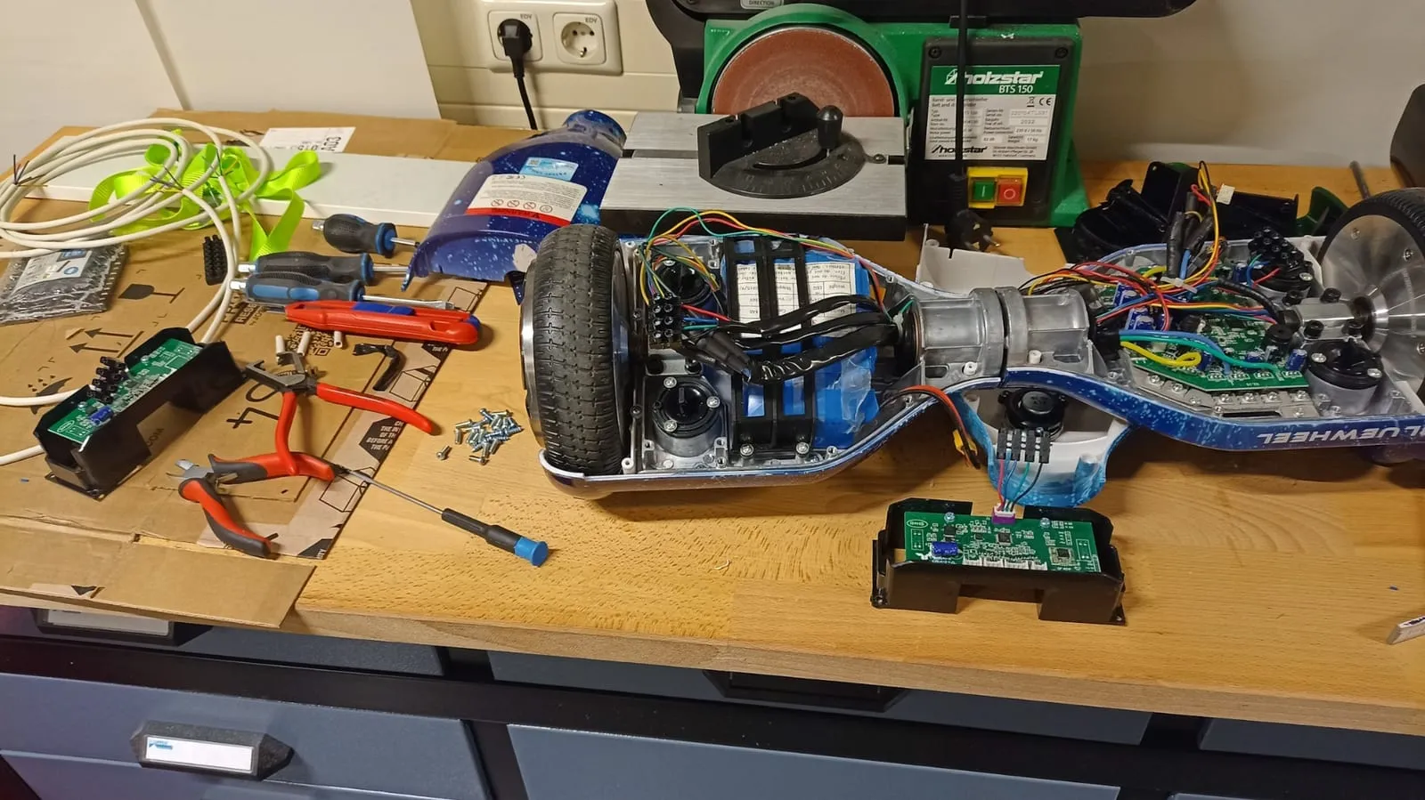 Hoverboard komplett auseinandergebaut in der Werkstatt