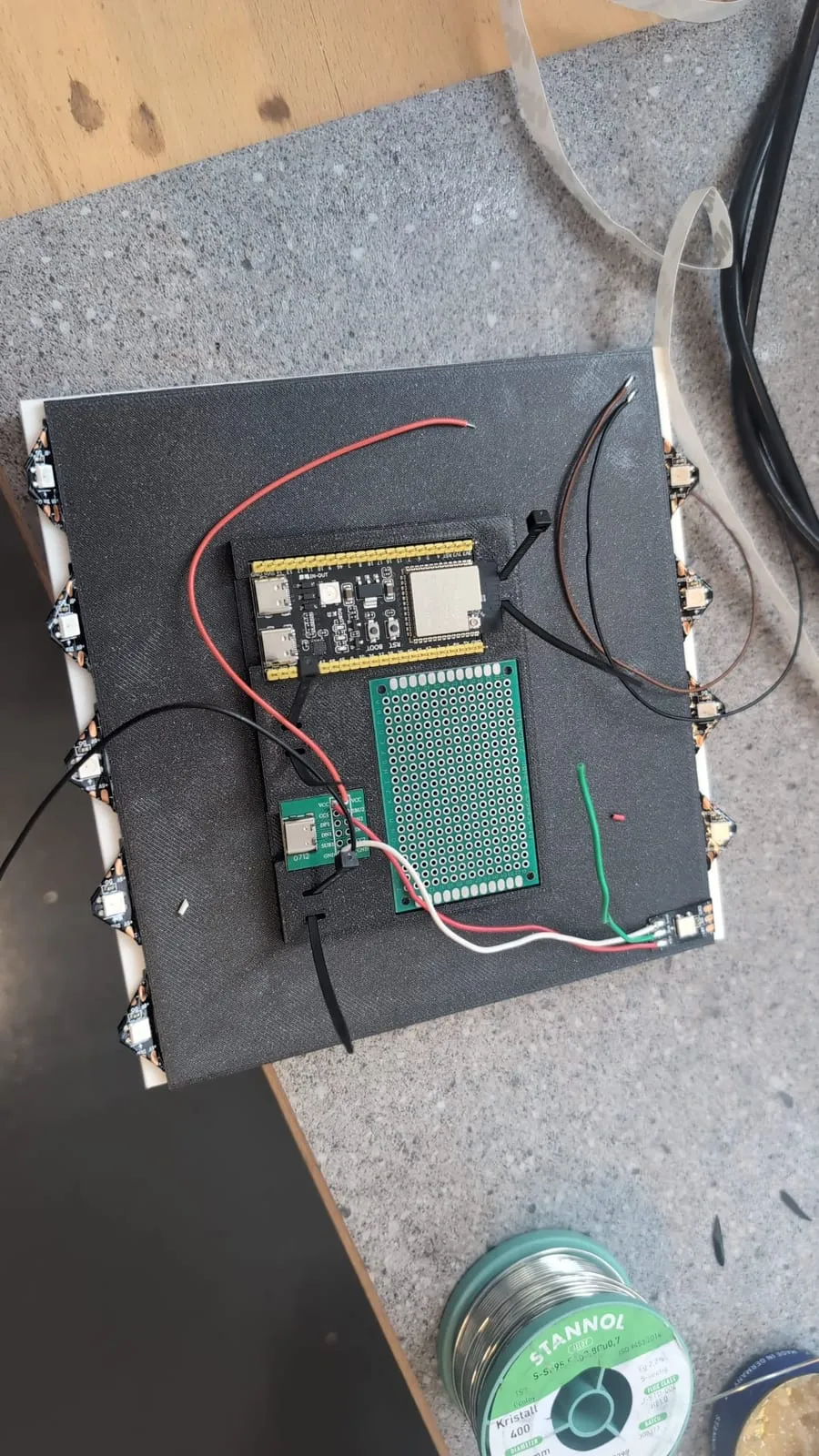 ESP32-S3 und Lochrasterplatine auf dem LED-Träger