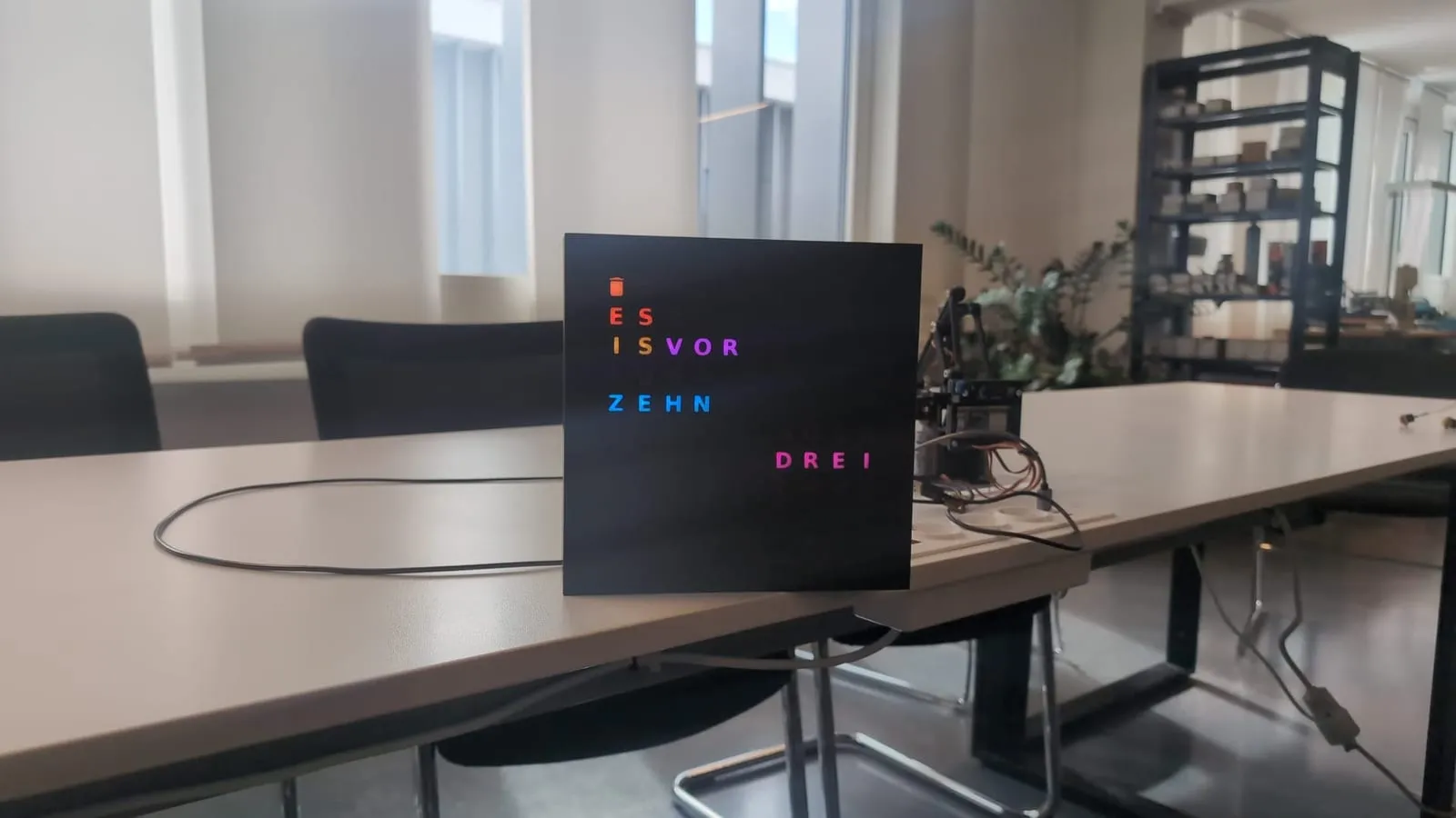 Die leuchtende Wortuhr zeigt ES IS ZEHN VOR DREI