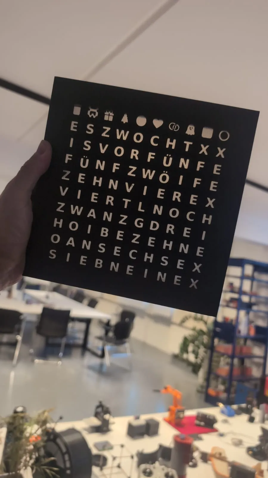 Gedruckte Frontplatte im Gegenlicht – Buchstaben und Symbole werden sichtbar
